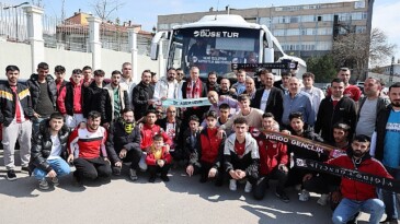 Sivas Belediye Lideri Dr. Adem Uzun, deplasmanda oynanacak Trabzonspor-Sivasspor müsabakası öncesi kırmızı beyazlı taraftarları Trabzon’a yolcu etti