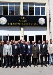 Sivas Belediyesi’nin girişinde bulunan tabela değiştirilerek T.C. ibaresi eklendi