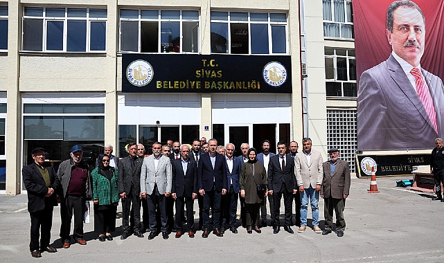 Sivas Belediyesi’nin girişinde bulunan tabela değiştirilerek T.C. ibaresi eklendi