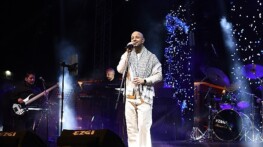 Ünlü müzikçi Maher Zain, en hoş ilahilerini Osmangazi Meydanı’nda söyledi