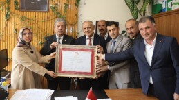 Yahyalı Belediye Başkanı Esat Öztürk, mazbatasını alarak belediye başkanlığında üçüncü periyoduna resmen başladı