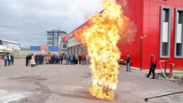 10-16 Mayıs Engelliler Haftası nedeniyle Sivas Belediyesi İtfaiye Müdürlüğü tarafından manisi bireylere yönelik yangın eğitimi verilerek tatbikat yapıldı