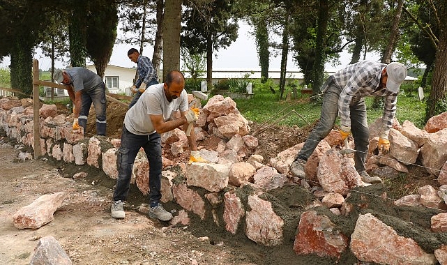 17 mezarlıkta taş duvar ve tel çit yapılıyor