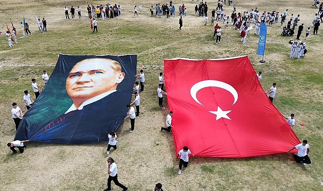 “19 Mayıs Atatürk’ü Anma Gençlik ve Spor Bayramı” Burhaniye’de çelenk merasimi ve kutlama programı etkinlikleriyle başladı