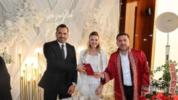 20 Temmuz İlkokulu öğrencilerinin mezuniyet programına katılan Belediye Başkanı Rasim Arı, daha sonra Büşra ve Özgür çiftlerinin nikah akitlerini kıydı