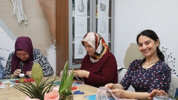 Anne Kent’te atık materyaller sanat yapıtına dönüşüyor