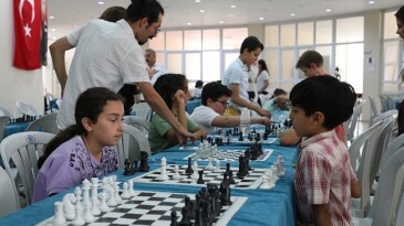 Aydın Büyükşehir Belediyesi kültür merkezlerinin düzenlediği Klasik Satranç Turnuvası bu yıl da heyecan dolu anlara sahne oldu