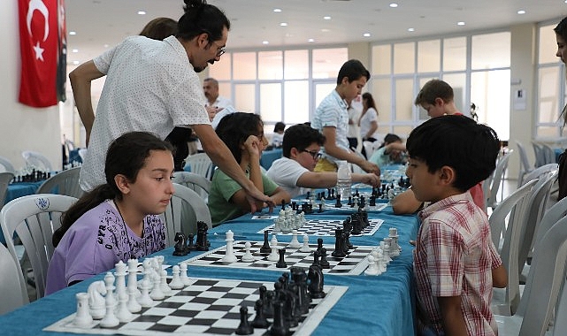 Aydın Büyükşehir Belediyesi kültür merkezlerinin düzenlediği Klasik Satranç Turnuvası bu yıl da heyecan dolu anlara sahne oldu