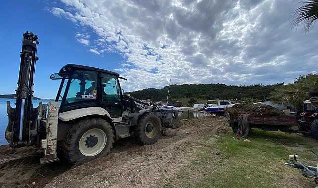 Ayvalık Belediyesi park ve bahçeler, paklık ve fen işleri müdürlüklerine bağlı gruplar kent genelinde yaz dönemine hazırlık çalışmalarını kesintisiz sürdürüyor