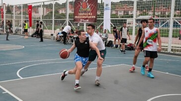 Basketbolcular Gaziemir’de kıyasıya yarıştı