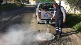 Burhaniye Belediyesi Sağlık İşleri Müdürlüğü İlaçlama Ünitesi Grupları, havaların ısınmasıyla sivrisinek ve karasinek larva uğraşını hızlandırdı