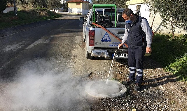 Burhaniye Belediyesi Sağlık İşleri Müdürlüğü İlaçlama Ünitesi Grupları, havaların ısınmasıyla sivrisinek ve karasinek larva uğraşını hızlandırdı