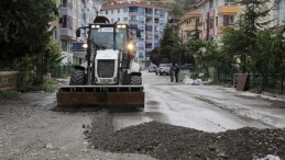 Çankaya Belediyesi, Ankara’da tesirli olan ve olağanın üzerinde yağan yağmurun akabinde ulaşımı engelleyen taş toprak yığınlarını temizledi