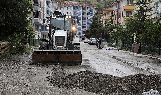 Çankaya Belediyesi, Ankara’da tesirli olan ve olağanın üzerinde yağan yağmurun akabinde ulaşımı engelleyen taş toprak yığınlarını temizledi