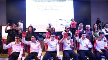 Çankaya Belediyesi, Engelliler Haftası kapsamında askere gidecek olan Aşık Veysel Manisiz Ömür Merkezi üyeleri için Asker Kınası cümbüşü düzenledi