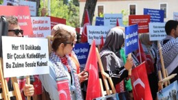 Dokuz Eylül Üniversitesi (DEÜ) öğrencileri, Gazze’de İsrail’in sivillere yönelik sürdürdüğü ölümcül ataklara karşı bir defa daha harekete geçti