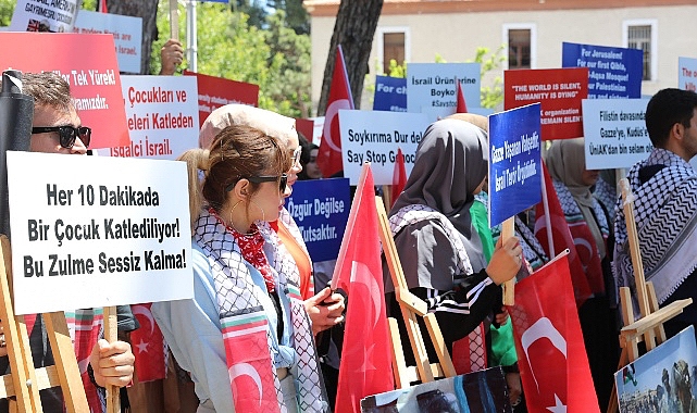 Dokuz Eylül Üniversitesi (DEÜ) öğrencileri, Gazze’de İsrail’in sivillere yönelik sürdürdüğü ölümcül ataklara karşı bir defa daha harekete geçti