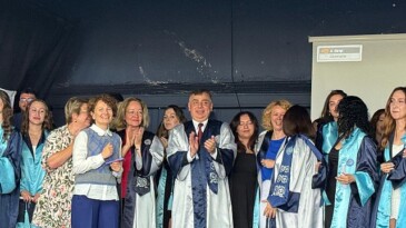 EÜ Çeşme Turizm Fakültesinde mezuniyet coşkusu