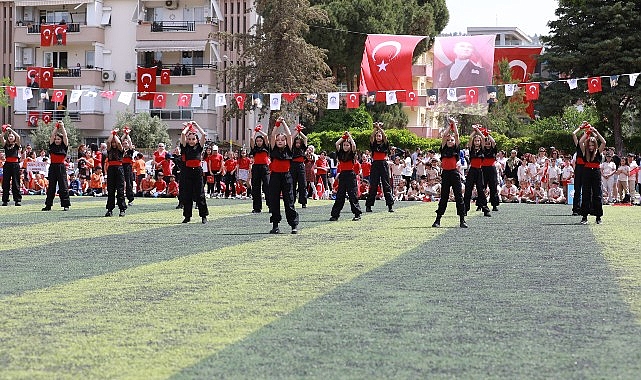 Gençlerin halk oyununa giderek artan ilgisine Efes Selçuk Belediyesi dayanak oluyor.