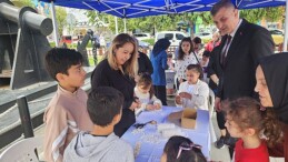 Gölcük Belediyesi; 19 Mayıs Gençlik ve Spor Bayramı kapsamında Anıtpark’ta düzenlediği “Gençlik Atölyeleri” ile gençler, sanat dolu bir bayram coşkusu maddedirler