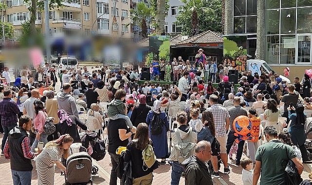 Gölcük Belediyesi kültür-sanat aktiflikleri kapsamında Değirmendere Çınarlık Meydanı’nda düzenlenen Çocuk Şenliği ağır ilgi gördü