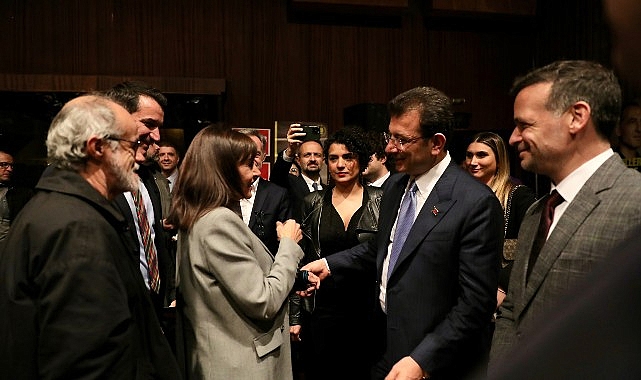 İBB Başkanı Ekrem İmamoğlu, Paris ziyaretinin birinci gününün akşamında, Avrupa Sosyalist Partisi özel oturumuna katıldı