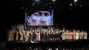 İstanbul Büyükşehir Belediyesi Kent Tiyatroları Bu Memleket Bizim Harbiye Cemil Topuzlu Açık Hava Tiyatrosu’nda sahneleniyor