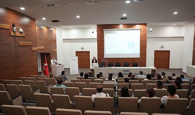 İzmir Vilayet Ulusal Eğitim Müdürlüğü’nün yürüttüğü ‘DeThink’ projesi kapsamında oluşturulan teknoloji dayanaklı platform, ortaokul öğretmenlerinin kullanımına sunuldu