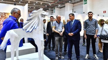 İzmirliler’den Sanat ve Antika Fuarı’na ağır ilgi