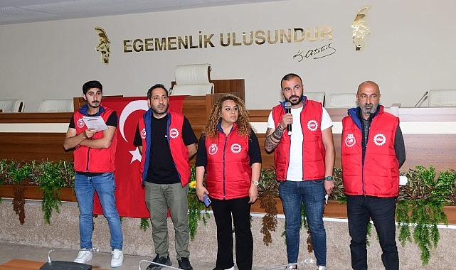 Karabağlar Belediye Başkanı Helil Kınay, DİSK Genel-İş 5 No’lu Şube’nin 1 Mayıs açıklamasına katıldı