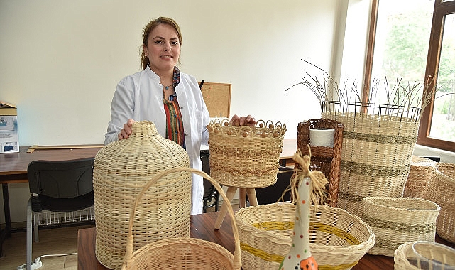 Kartepe Belediyesi KARMEK kurslarında klasik el sanatları branşlarından Sepet Örücülüğü çağdaş çizgilerle sanata dönüşüyor