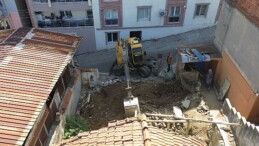 Kemalpaşa Belediyesi, kent dokusunu bozan ve yıkılma riski taşıyan metruk yapıların yıkım çalışmalarına aralıksız devam ediyor