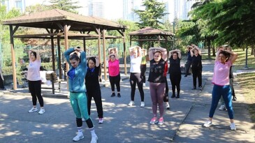 Küçükçekmece Belediyesi, kent sakinlerini güne zinde başlatmak ve sağlıklı bir yaşama teşvik etmek maksadıyla açık havada sabah sporları düzenliyor