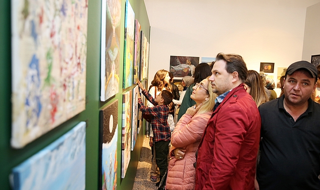 Küçükçekmece’de sanat eğitimi veren Görsel Sanatlar Öğretmeni Fadime Yücel ve öğrencilerinin ‘İzler’ standına konut sahipliği yaptı