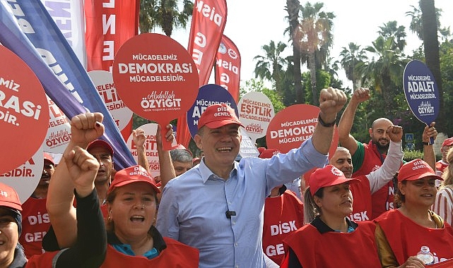 Lider Abdullah Özyiğit, 1 Mayıs’ta personellerle yan yana yürüdü