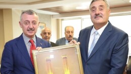 Lider Büyükakın, Erzurumlular Vakfı Başkanı Ahmet Önal ve Kars-Ardahan-Iğdır Vakfı Lideri İsa Bozkurt ile idarelerini makamında konuk etti