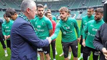 Lider Büyükakın’dan Kocaelispor’a moral ziyareti