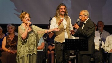 Lider Işık, Kızılcıklar Oldu mu türküsünü seslendirdi