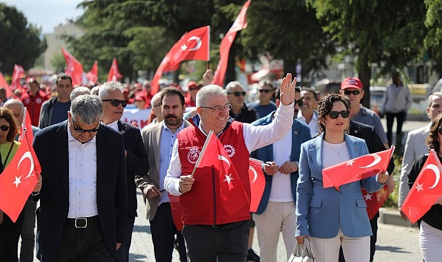Lider Mehmet Ertaş 1 Mayıs’ta çalışanlarla birlikte yürüdü