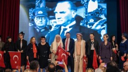 Lider Memnun öncü bayanların anıldığı şovda sahne aldı