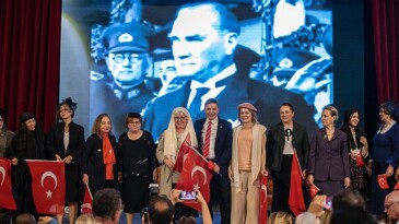 Lider Memnun öncü bayanların anıldığı şovda sahne aldı