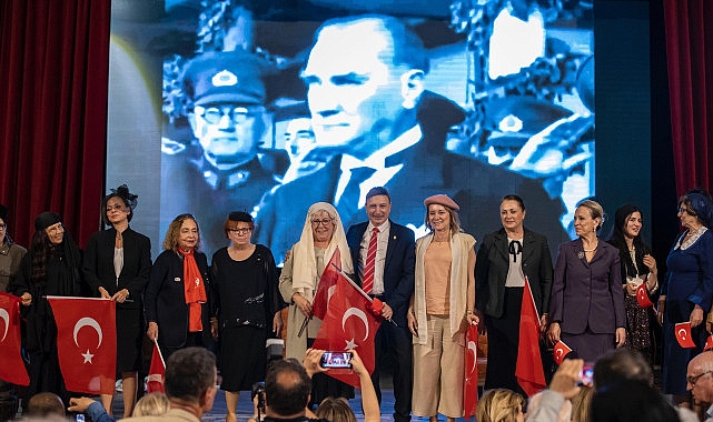 Lider Memnun öncü bayanların anıldığı şovda sahne aldı