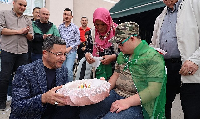 Nevşehir’de down sendromlu Yusuf Tosun için temsili asker cümbüşü düzenlendi. Cümbüş programında, gence asker kınasını Belediye Başkanı Rasim Arı yaktı