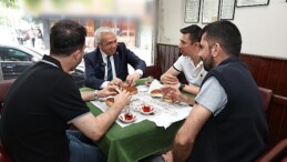 Nilüfer Belediye Başkanı Şadi Özdemir, sabah erken saatlerde gittiği mahalle kahvesinde, vatandaşlarla çay ve simit eşliğinde kahvaltı yaptı