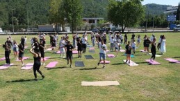 Öğrenciler açık havada yoga yaptı