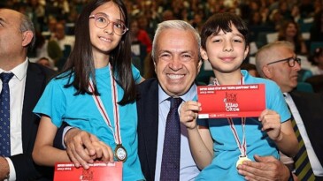 Okuma şampiyonları mükafatlarını aldı