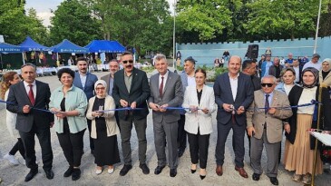 Rengarenk stantlarla dolu Gölcük Belediyesi 14. Bahar Şenliği, Kavaklı Kıyısı Amfi’de başladı