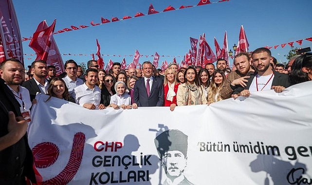 Samsun’da 19 Mayıs coşkusu Lider Tugay kortej yürüyüşü ve merasime katıldı