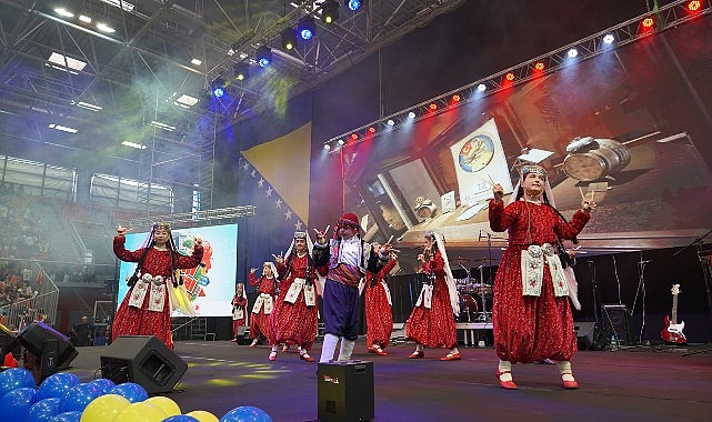 Selçuklu Belediyesi Bosna Hersek’in Zenica kentinde düzenlenen Çocuk Şenliği’nin final gününde halk oyunları grubuyla sahne aldı