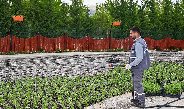 Selçuklu Belediyesi tarafından Konya’ya kazandırılan Çiçek Bahçesi ziyaretçilerine kapılarını açmak için gün sayıyor